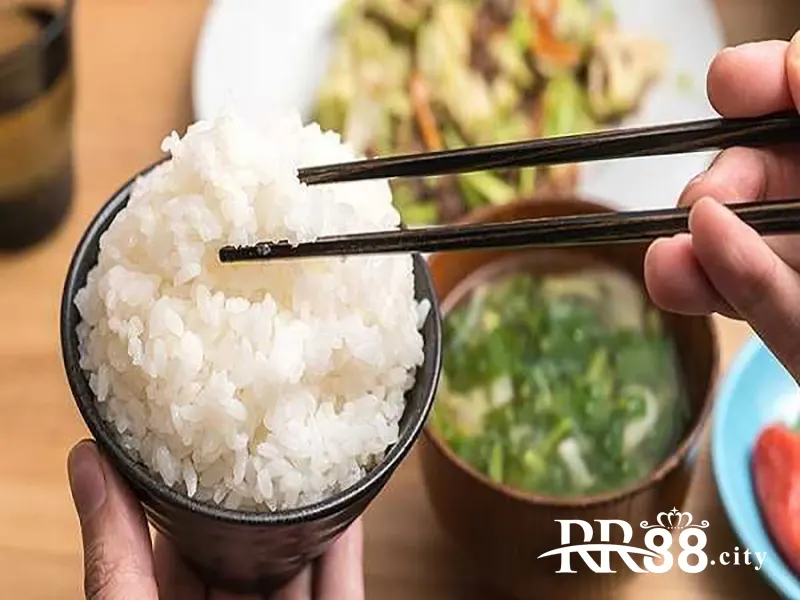 Giải mã giấc mơ thấy ăn cơm chi tiết cùng RR88